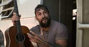 Jason Momoa com o primeiro Martin D-28 já fabricado. Jason Momoa com o primeiro Martin D-28 já fabricado.
